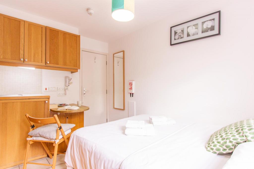 Room North Gower Street in Greater London