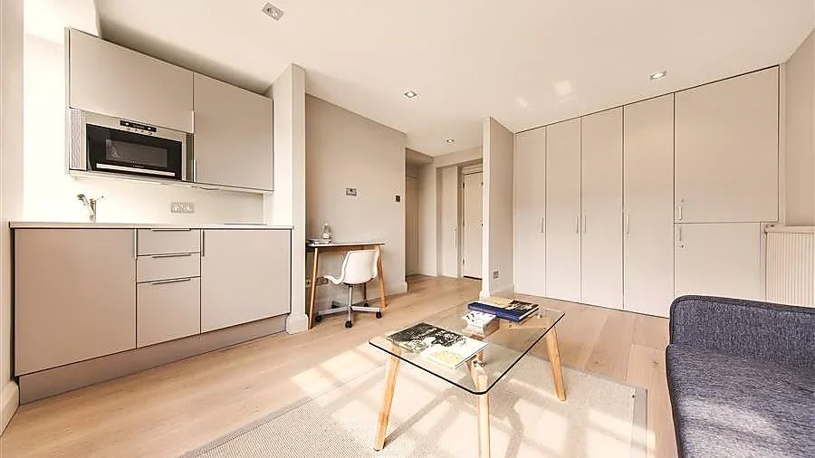 Flat Sloane Avenue in Greater London