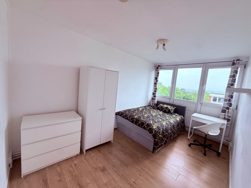 Flat Ibsley Gardens in Greater London