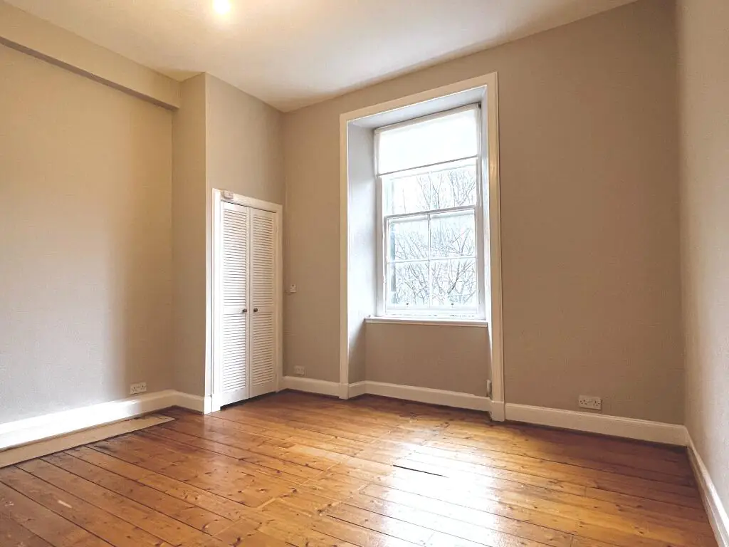 Flat Dalmeny Street in City of Edinburgh