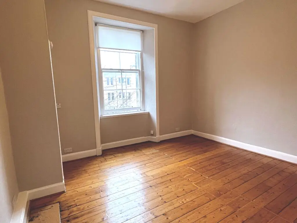 Flat Dalmeny Street in City of Edinburgh