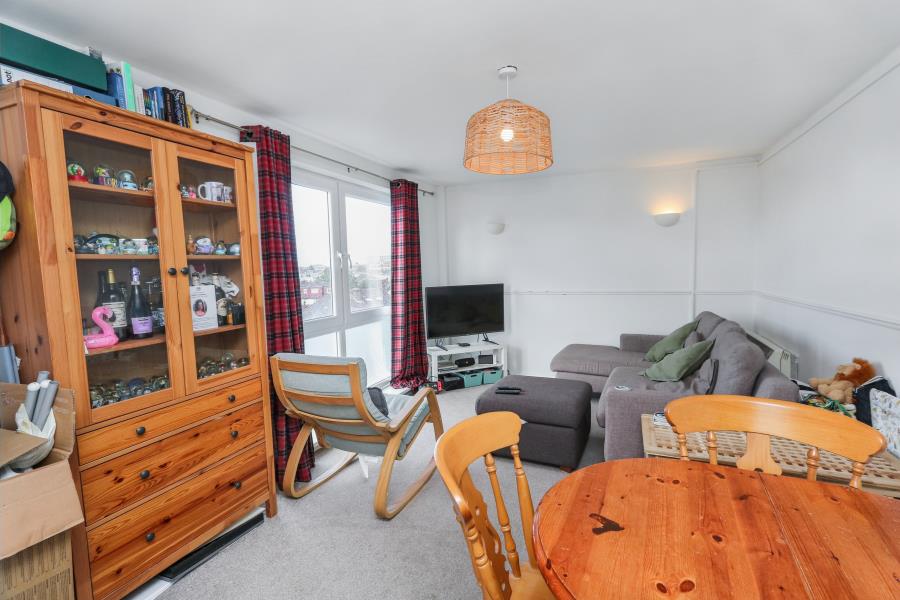 Flat Maple Road in Greater London