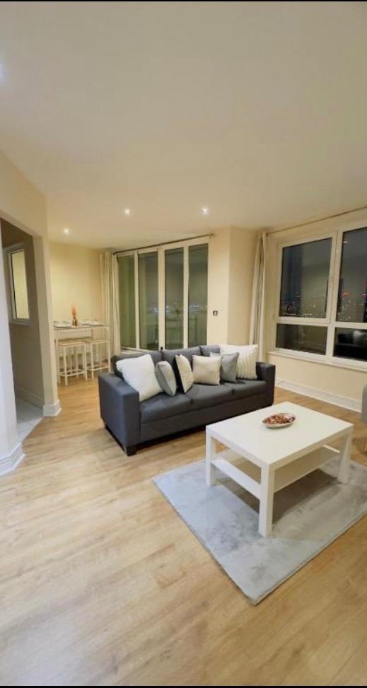 Flat Wards Wharf Approach in Greater London