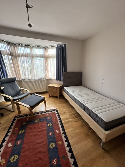 Room The Woodlands in Greater London