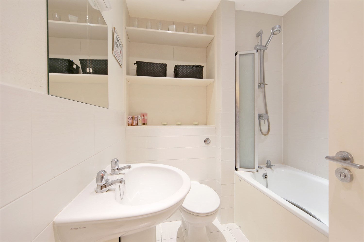 Flat Portobello Road in Greater London