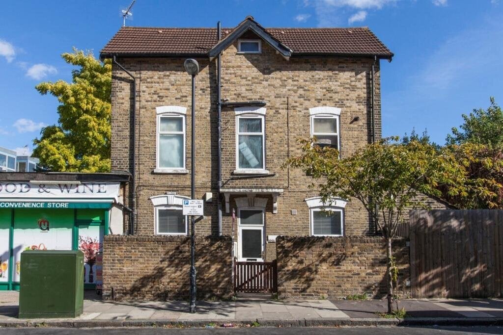 Flat Annandale Road in Greater London