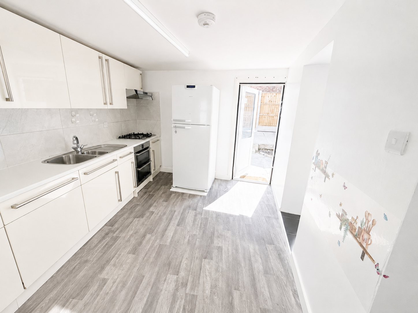 Flat Tavistock Avenue in Greater London