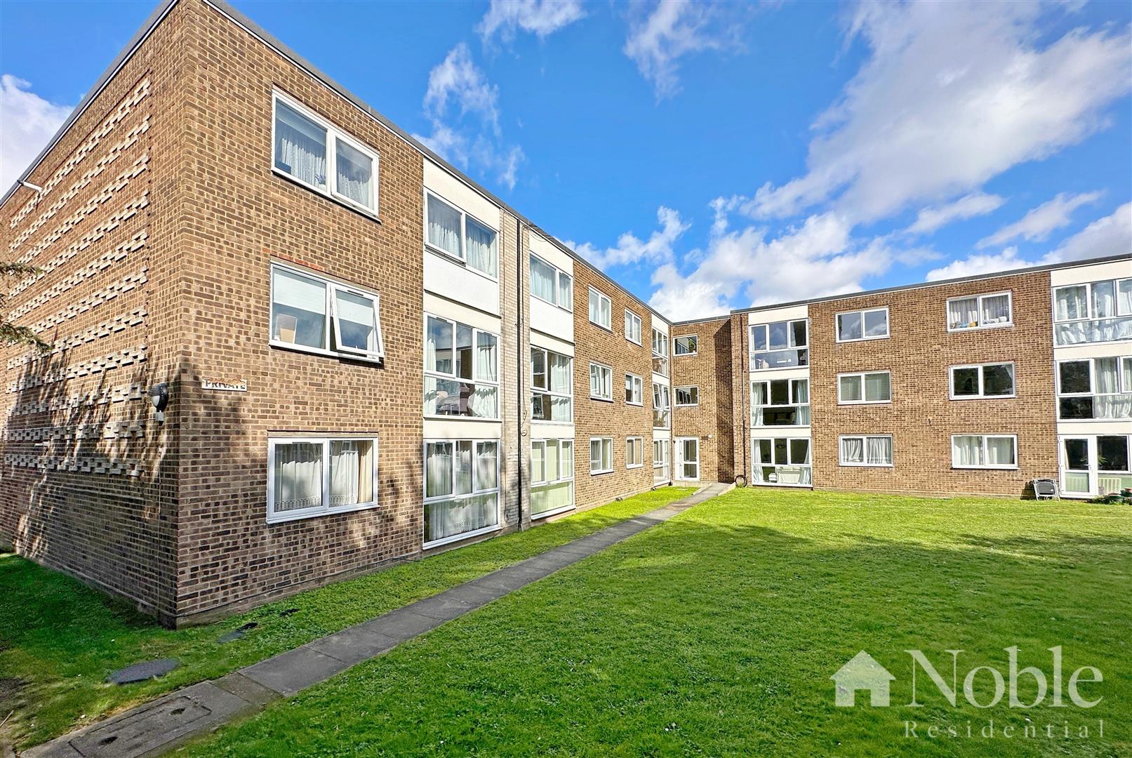 Flat Chaplaincy Gardens in Greater London