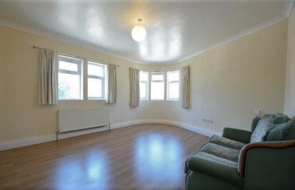 Flat Farnborough Road in Rushmoor