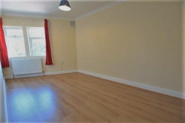 Flat Farnborough Road in Rushmoor