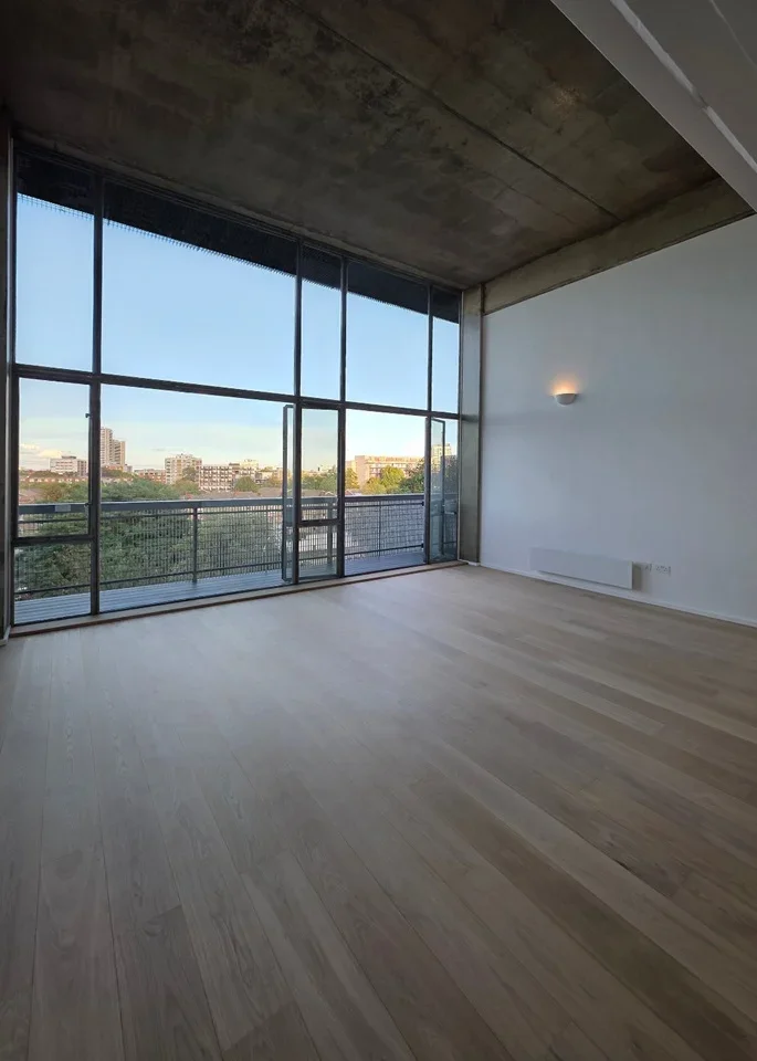 Flat Wenlock Road in Greater London