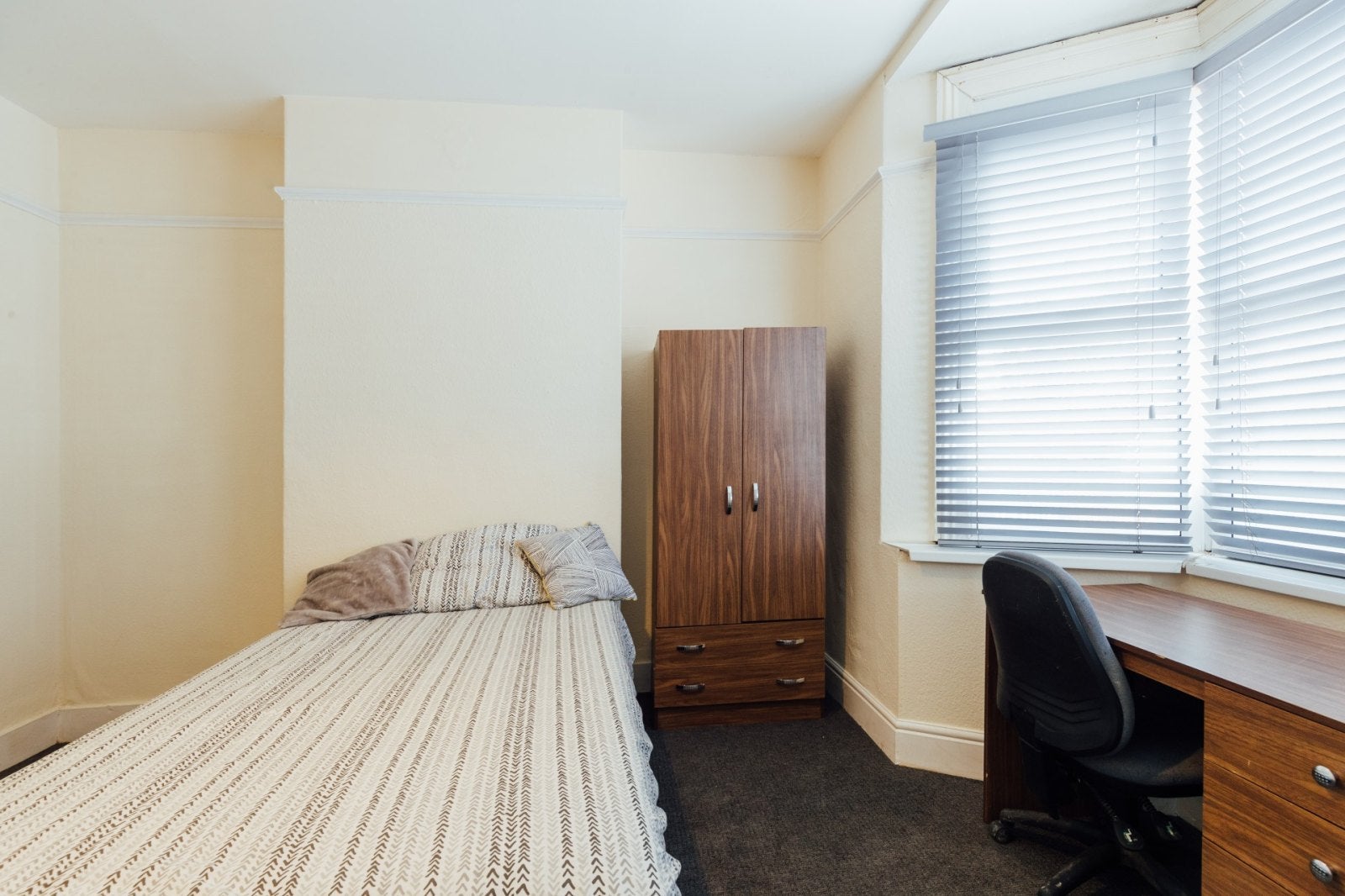 Room Princes Road in Hull