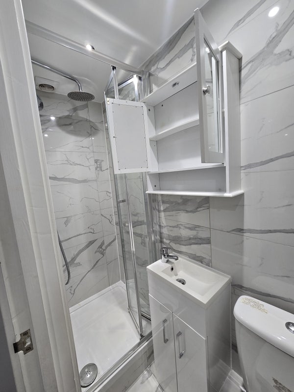Flat Lindsey Close in Greater London