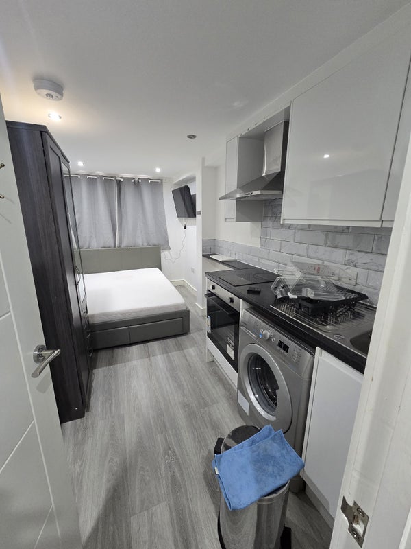 Flat Lindsey Close in Greater London