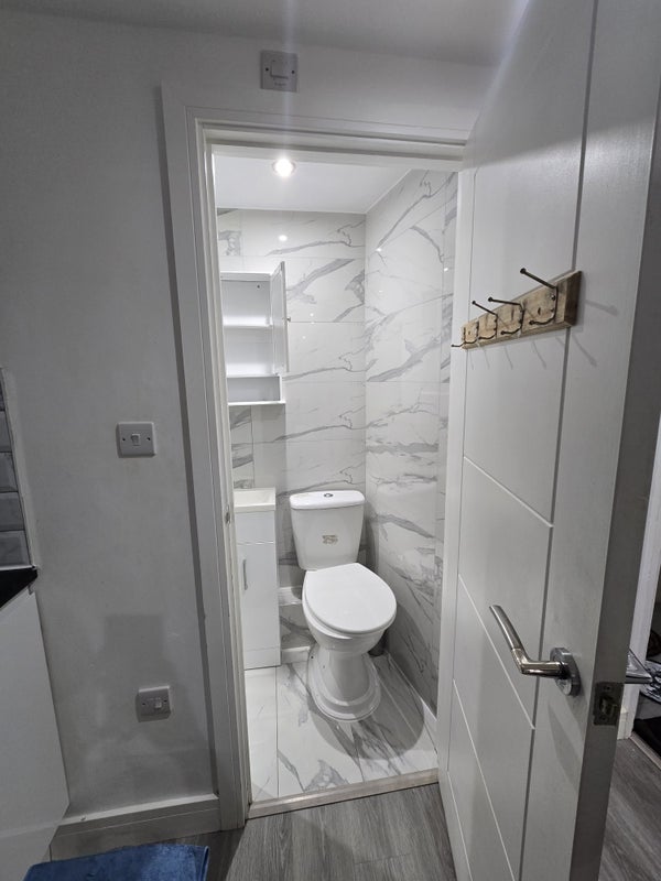 Flat Lindsey Close in Greater London