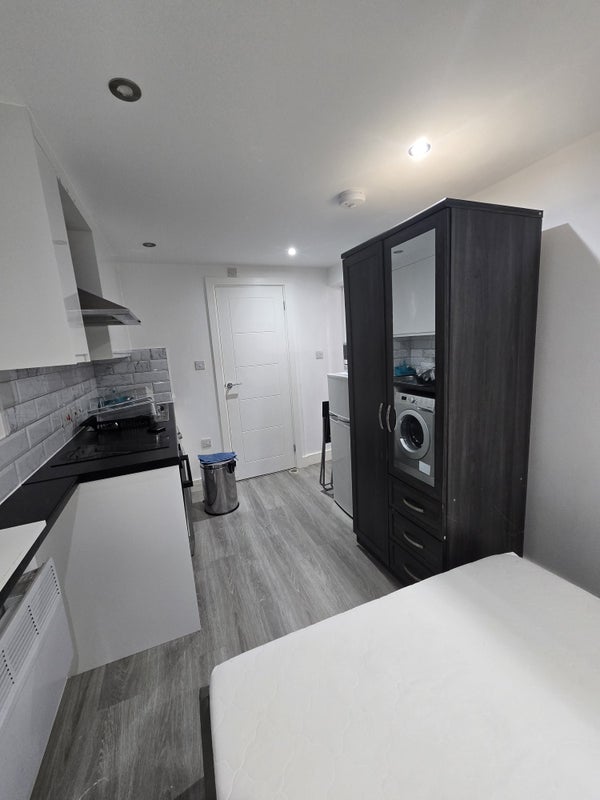 Flat Lindsey Close in Greater London
