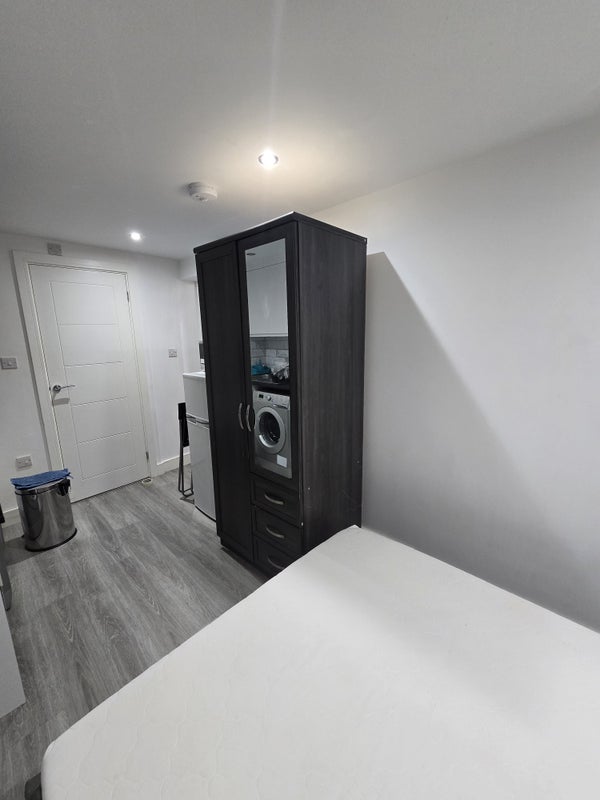 Flat Lindsey Close in Greater London