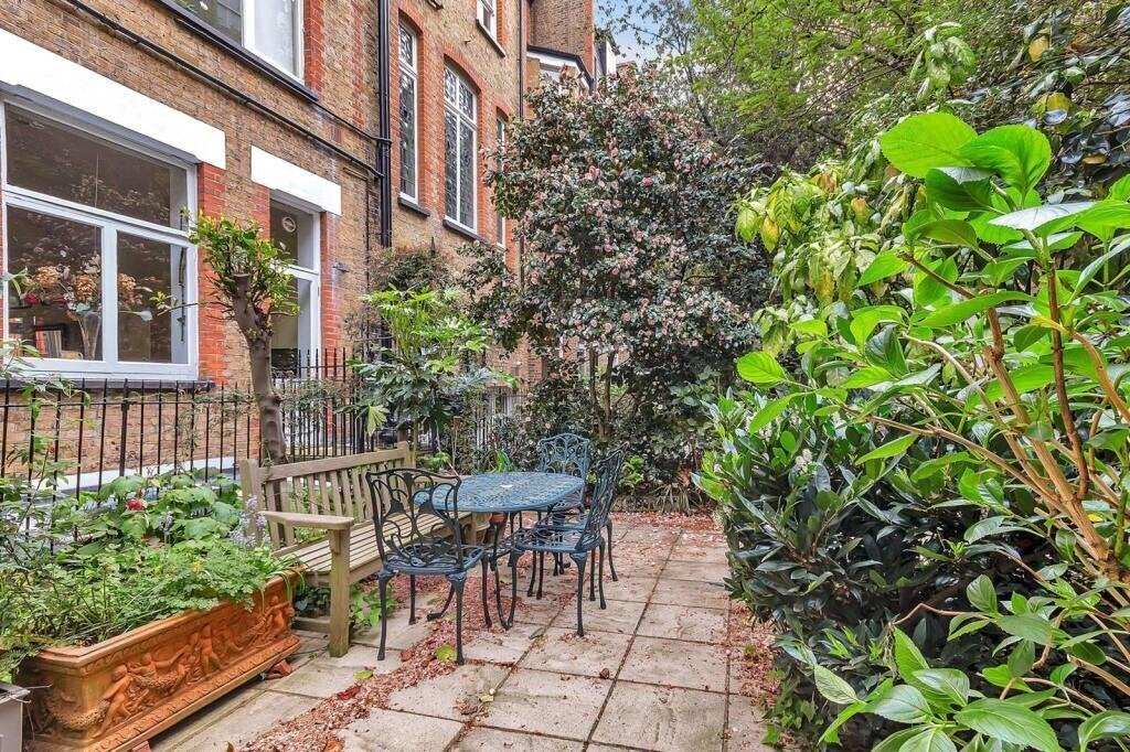Flat Draycott Place in Greater London