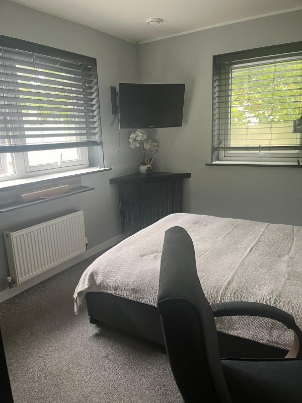 Room Bow Common Lane in Greater London