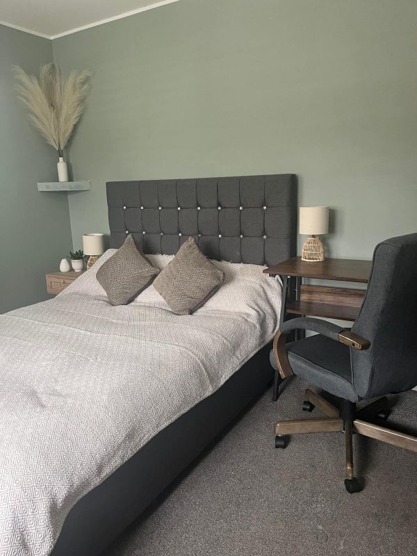 Room Bow Common Lane in Greater London