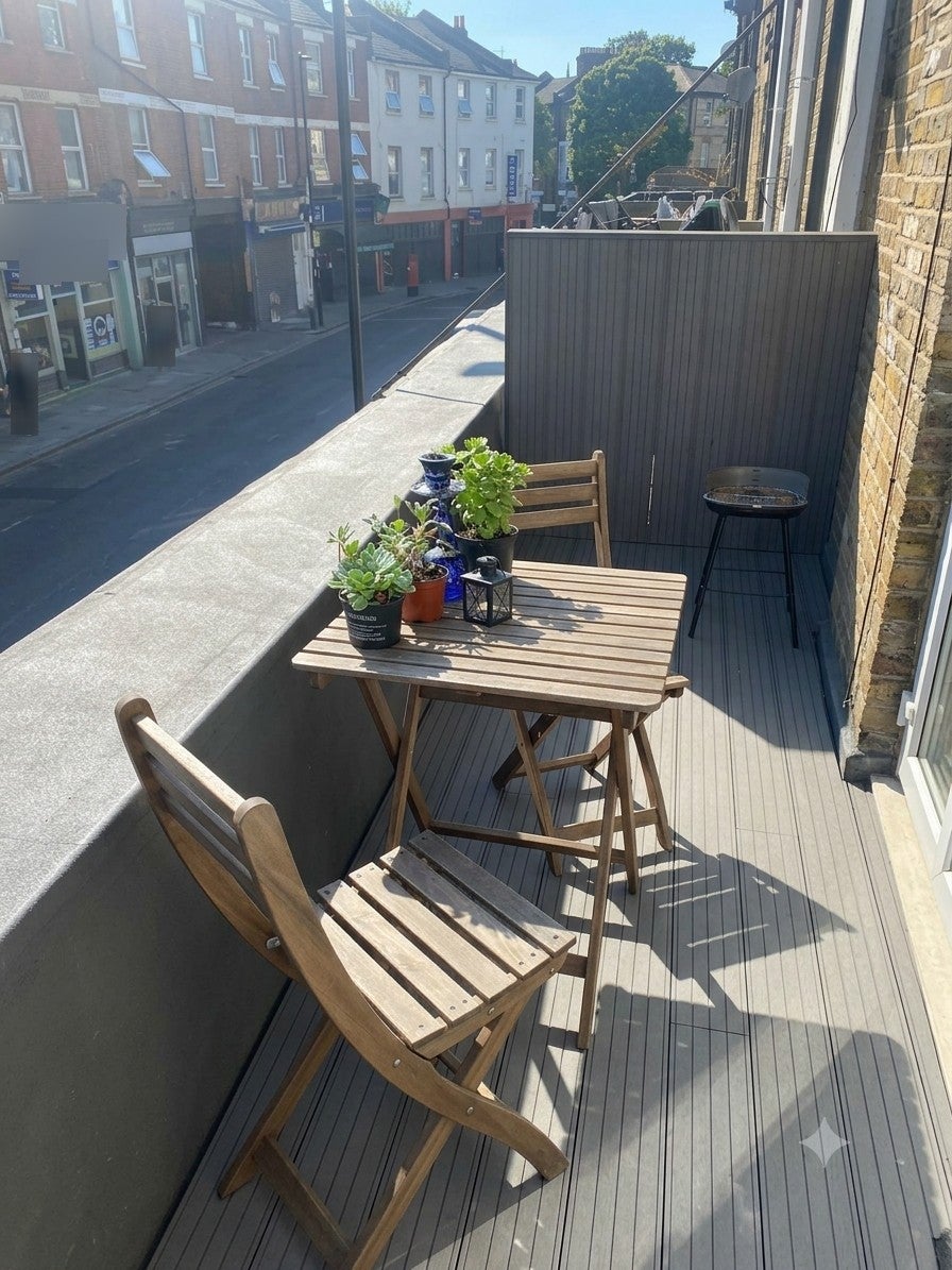Flat Crouch Hill in Greater London