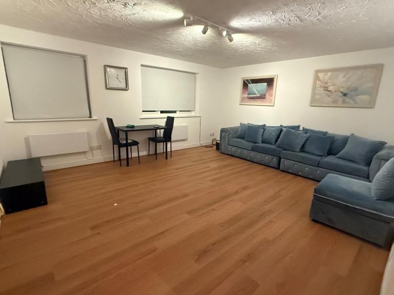Flat Upton Close in Greater London