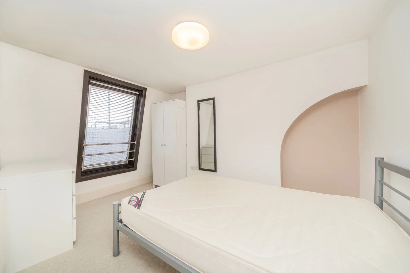 Flat Coldharbour Lane in Greater London