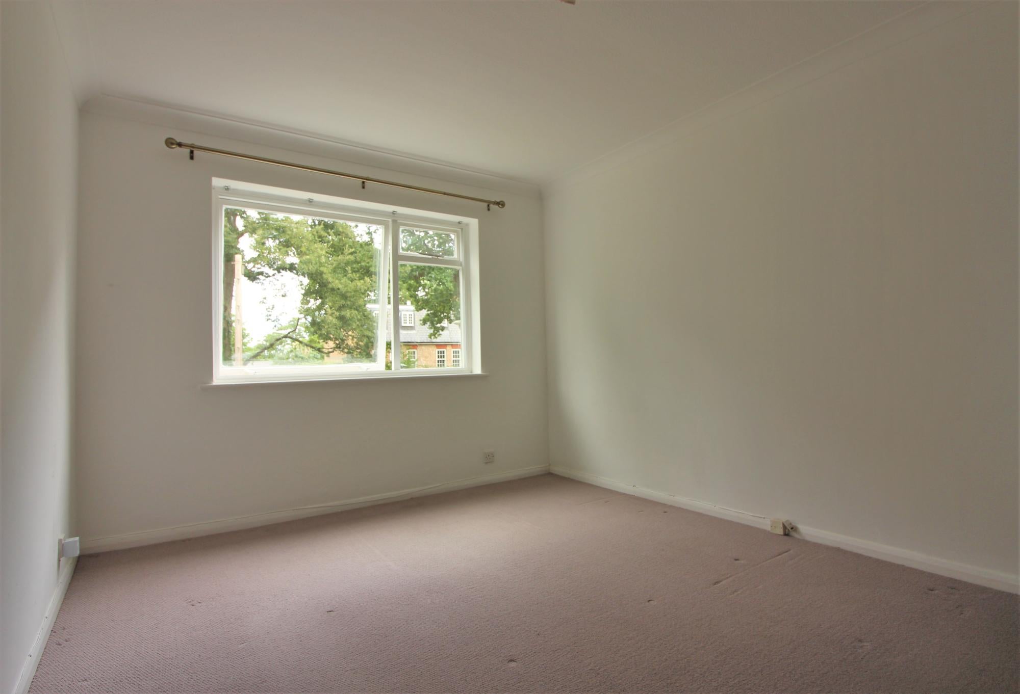 Flat Elgin Road in Elmbridge