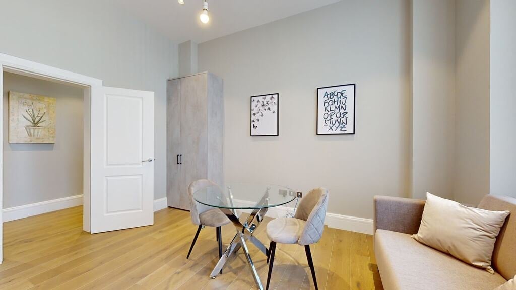 Flat Collingham Road in Greater London