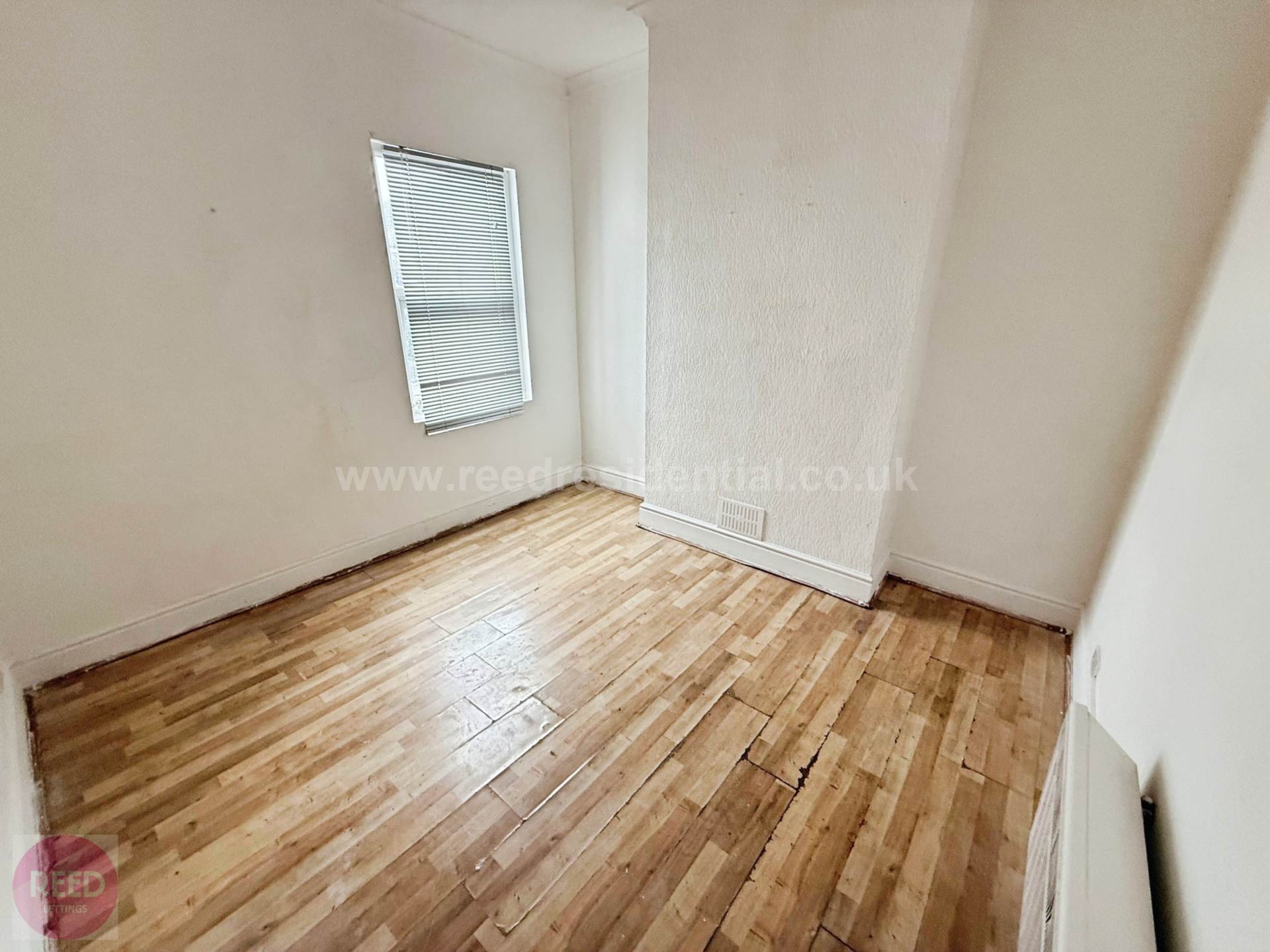 Flat Wenham Drive in Southend-on-Sea