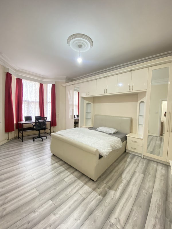 Room The Vale in Greater London