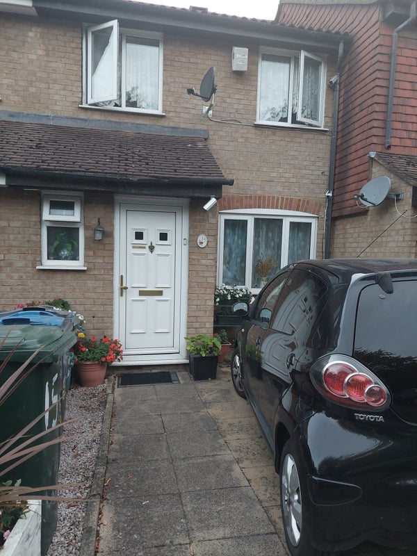 Room Varley Way in Greater London