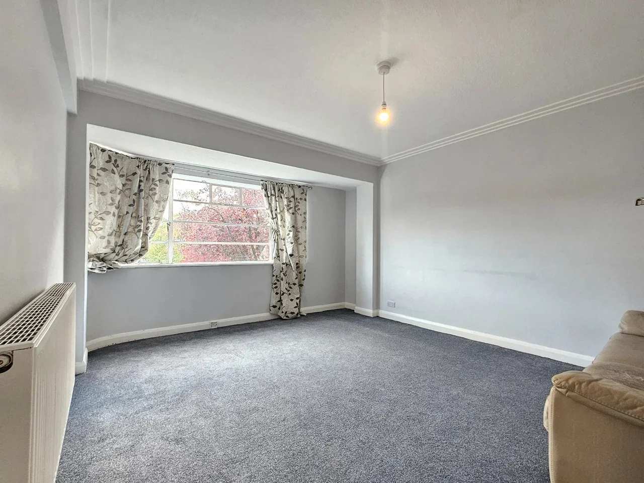 Flat Oman Avenue in Greater London