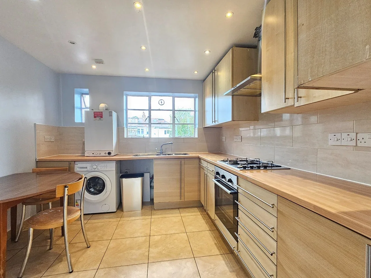 Flat Oman Avenue in Greater London