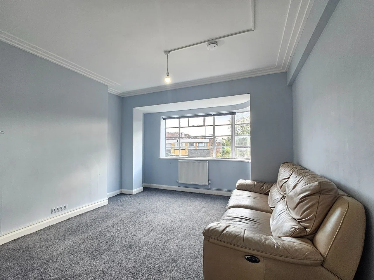 Flat Oman Avenue in Greater London