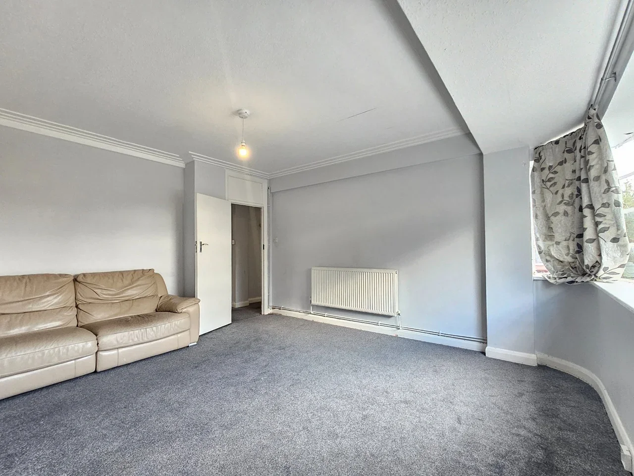 Flat Oman Avenue in Greater London