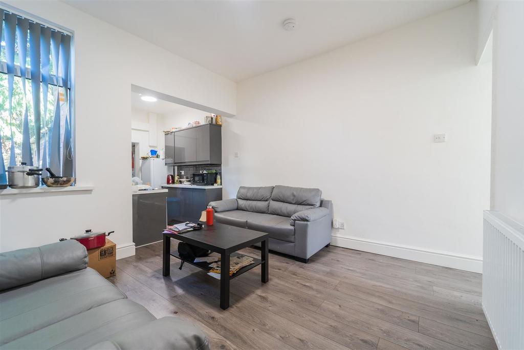 Flat Harborne Park Road in Birmingham