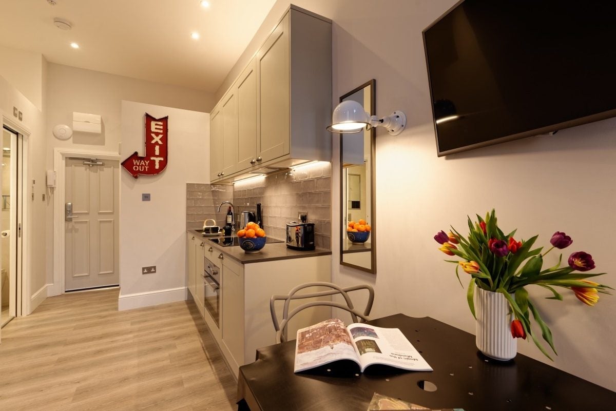 Flat Linden Gardens in Greater London