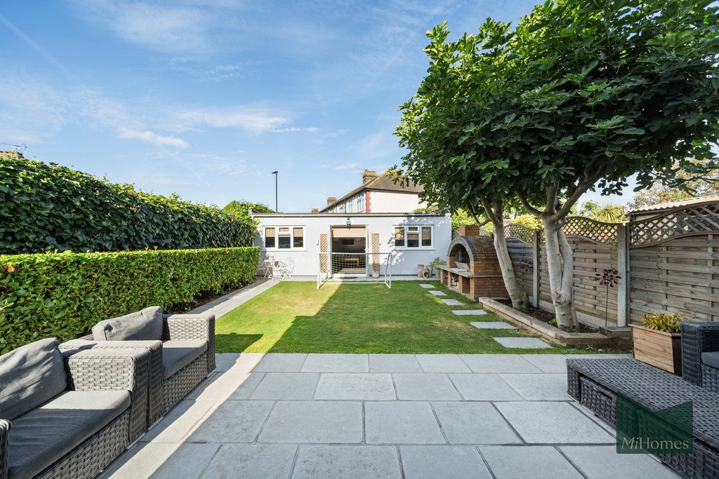 House Willow Road in Greater London