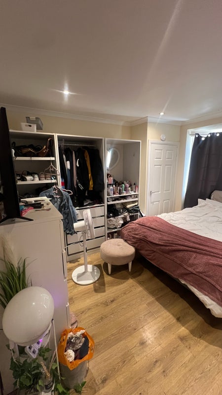 Room Amblecote Road in Greater London