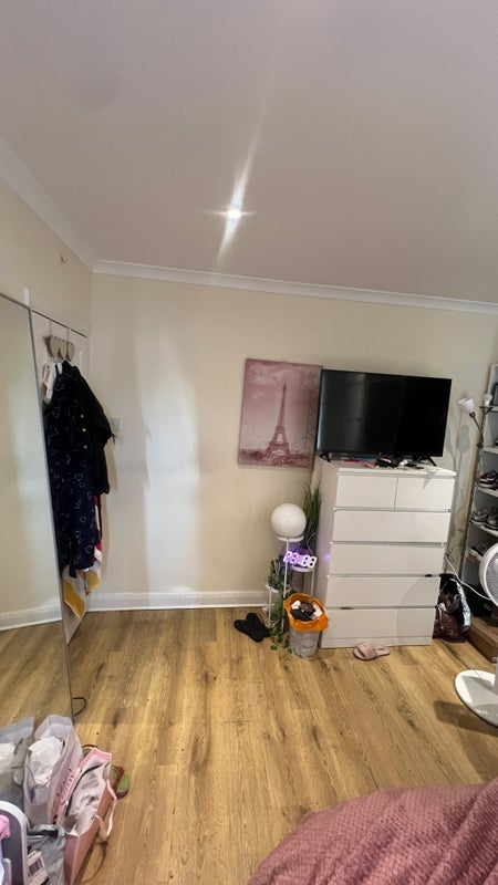 Room Amblecote Road in Greater London