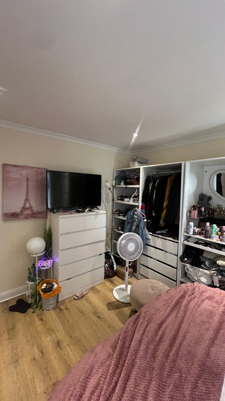 Room Amblecote Road in Greater London