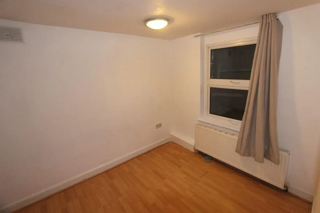 Flat Canning Crescent in Greater London