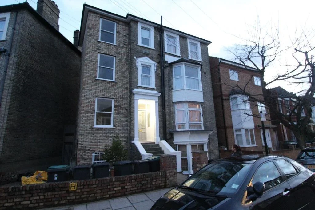 Flat Canning Crescent in Greater London