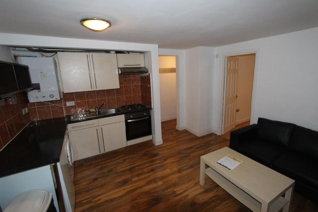 Flat Canning Crescent in Greater London