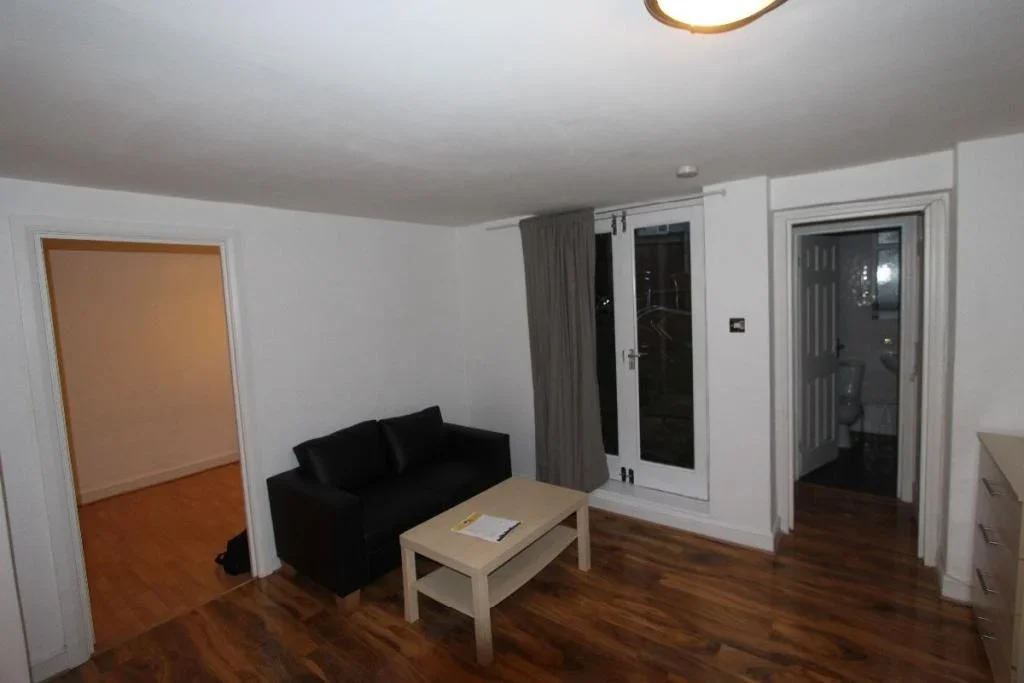 Flat Canning Crescent in Greater London