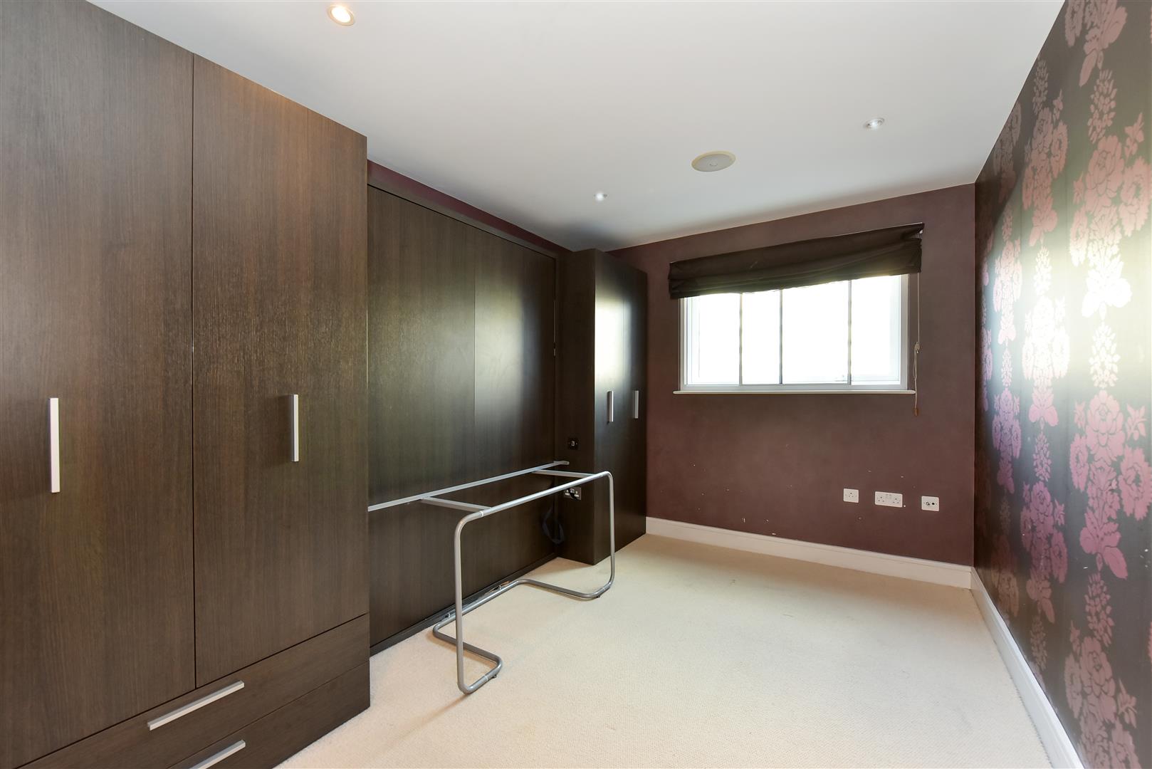 Flat Queenstown Road in London
