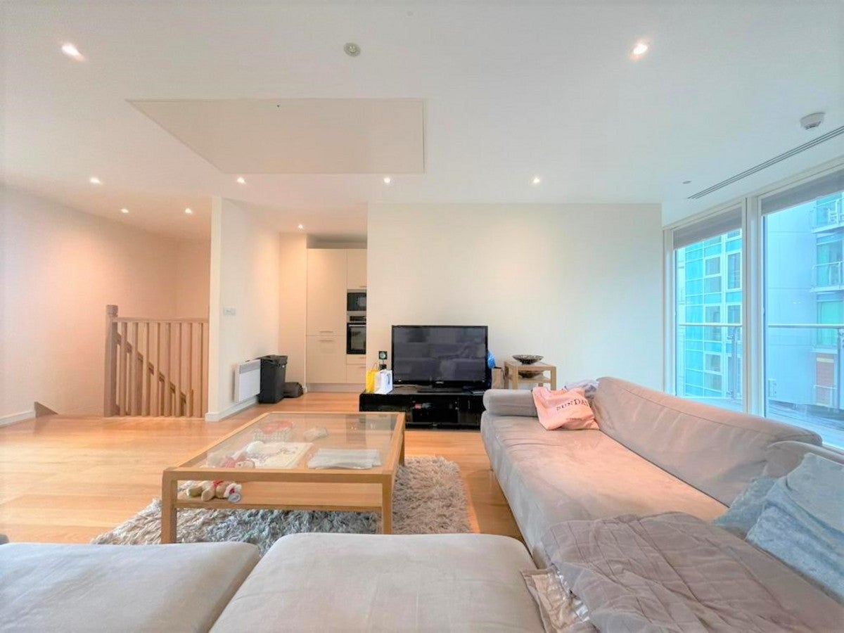 Flat Albert Embankment in Greater London