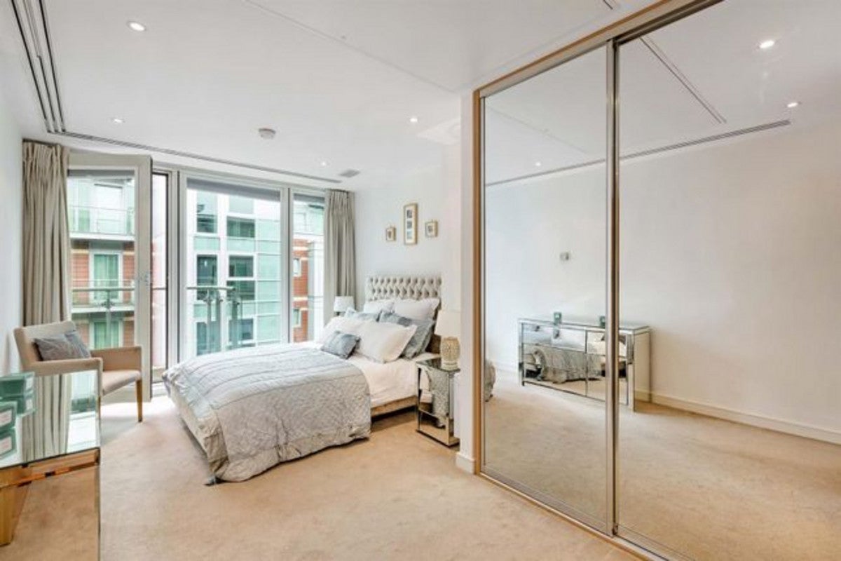 Flat Albert Embankment in Greater London