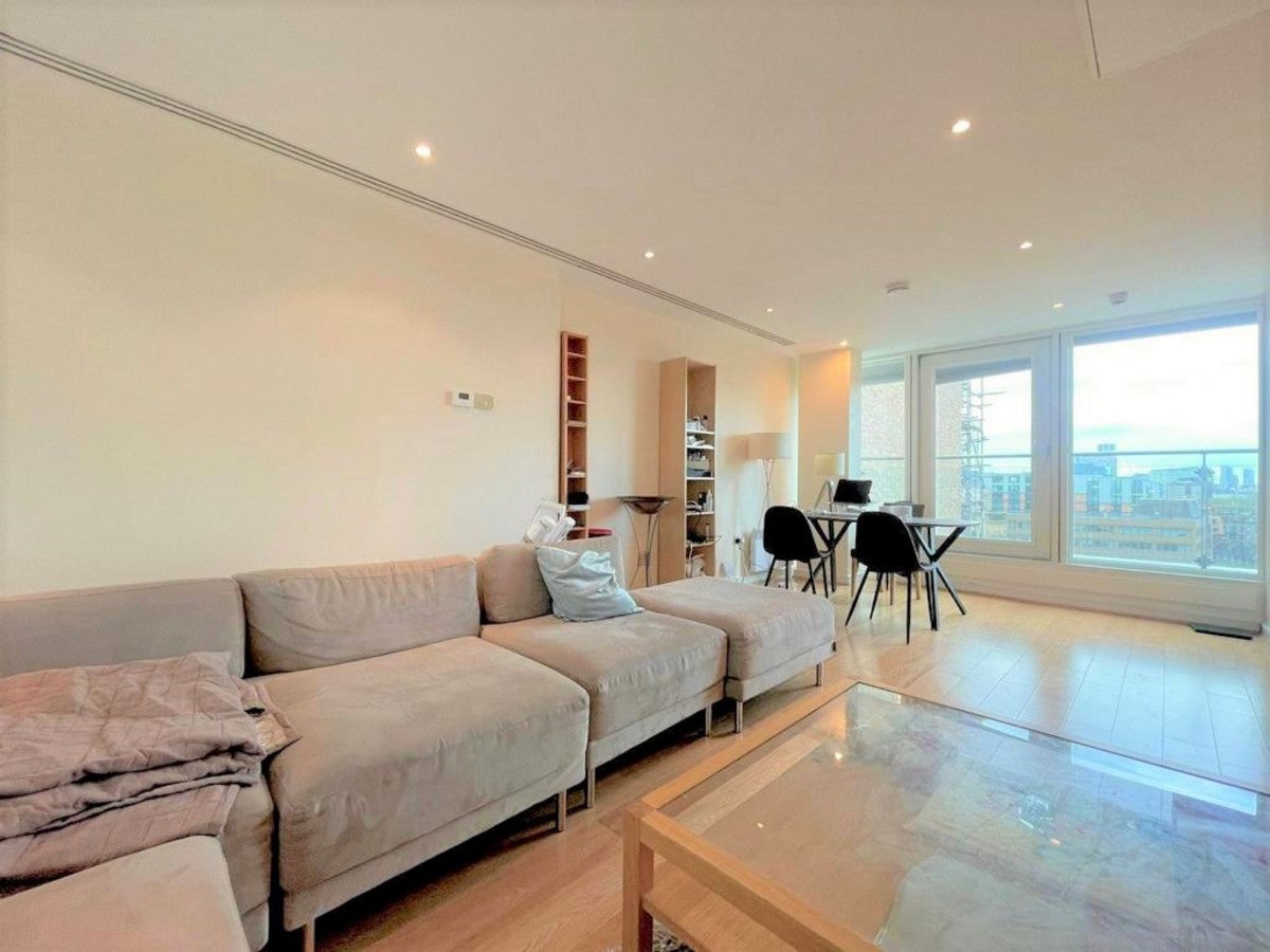 Flat Albert Embankment in Greater London